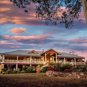 Robyn's Nest Lakeside Guest house